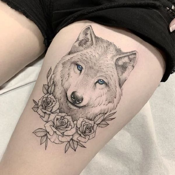 Tattoo mặt sói và hoa hồng ở chân