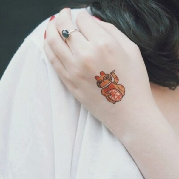Tattoo mèo thần tài mini cam ở bàn tay