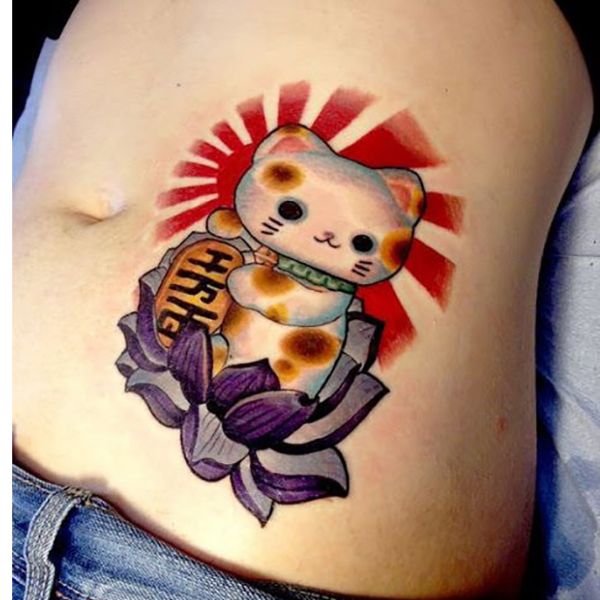 Tattoo mèo thần tài mini ở bụng nữ