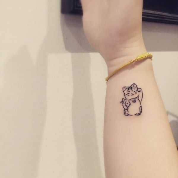 Tattoo mèo thần tài mini ở cổ tay