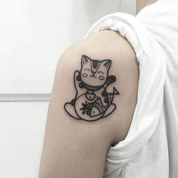 Tattoo mèo thần tài mini ở vai