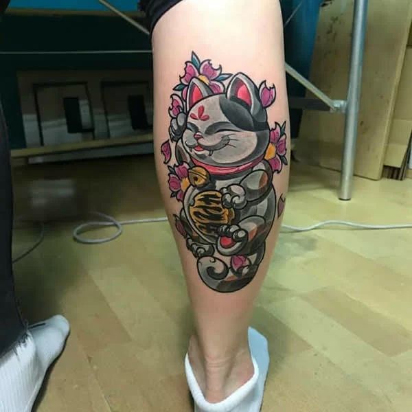 Tattoo mèo thần tài ở bắp chân