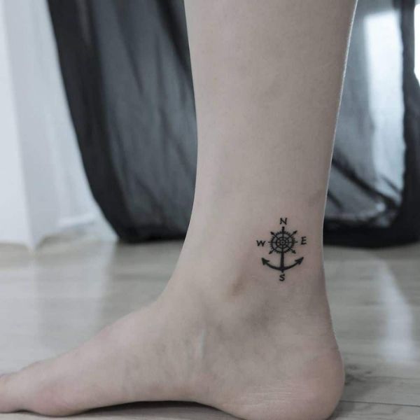 Tattoo mini ở chân cho nữ