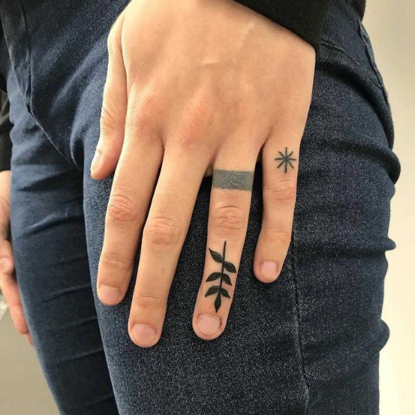 Tattoo ngón tay cành lá