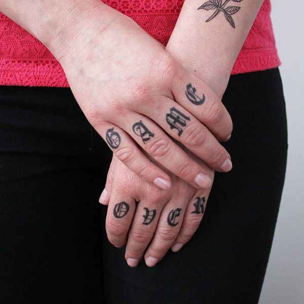 Tattoo ngón tay chữ cổ