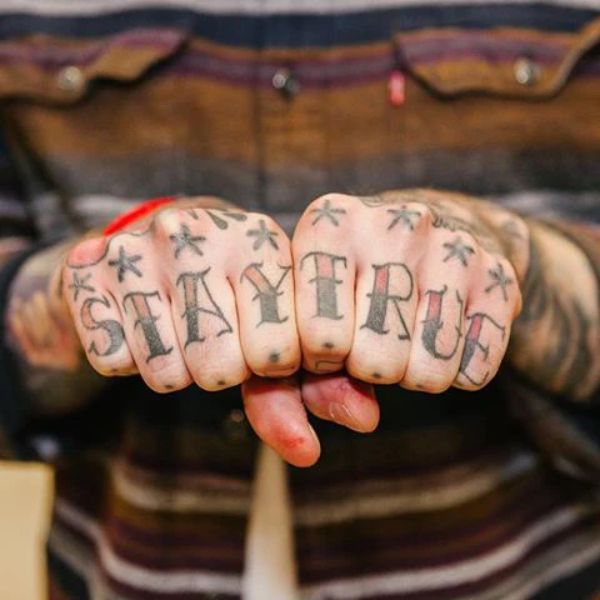 Tattoo ngón tay chữ