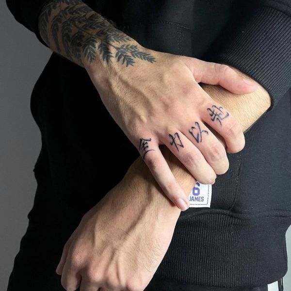 Tattoo ngón tay độc
