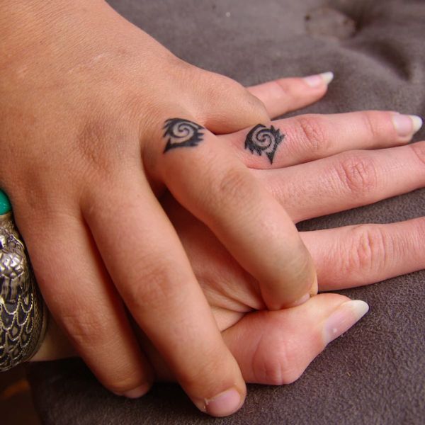 Tattoo ngón tay đôi