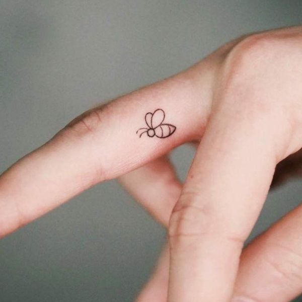 Tattoo ngón tay hình con ong