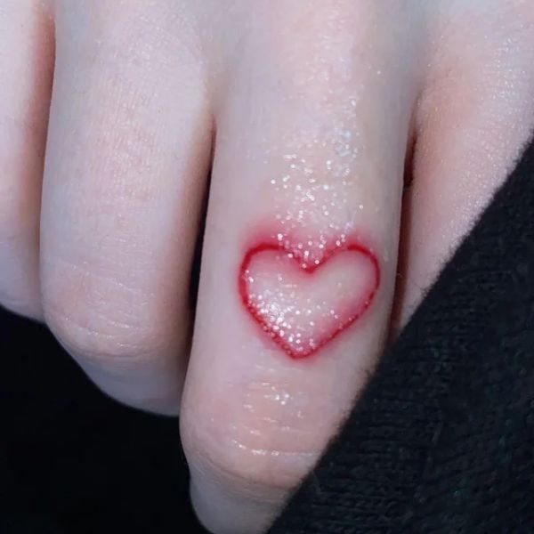Tattoo ngón tay hình trái tim