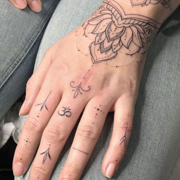Tattoo ngón tay hoa đẹp