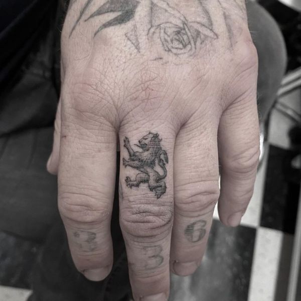 Tattoo ngón tay kỳ lân