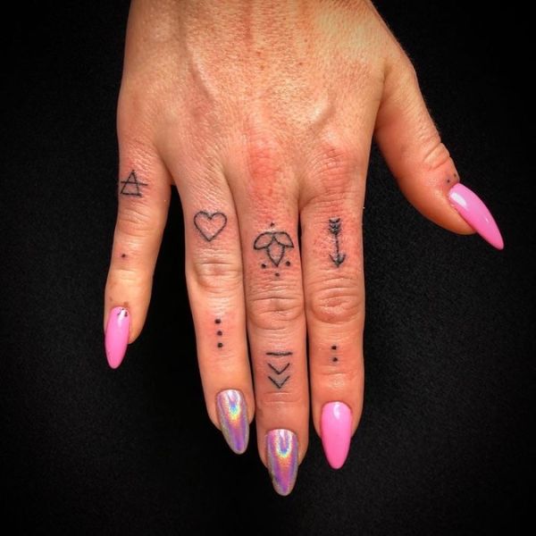Tattoo ngón tay ký tự