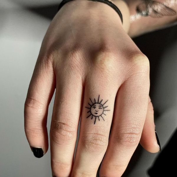 Tattoo ngón tay mặt trời