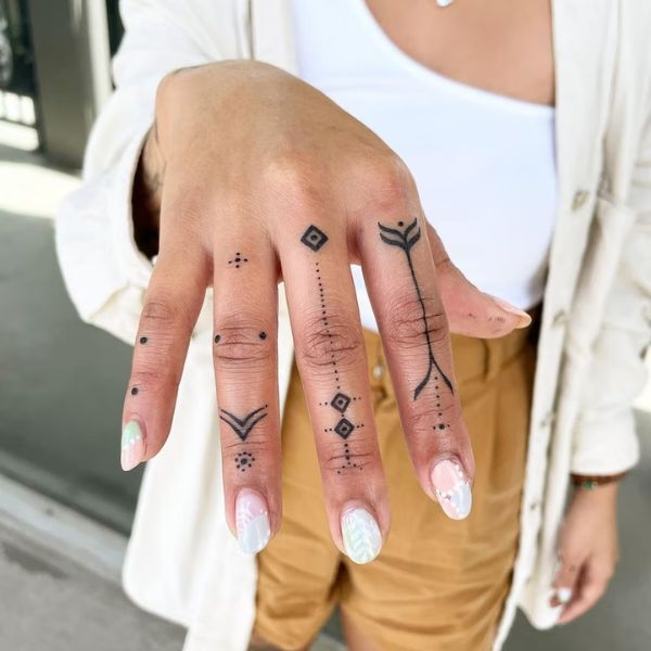Tattoo ngón tay nữ