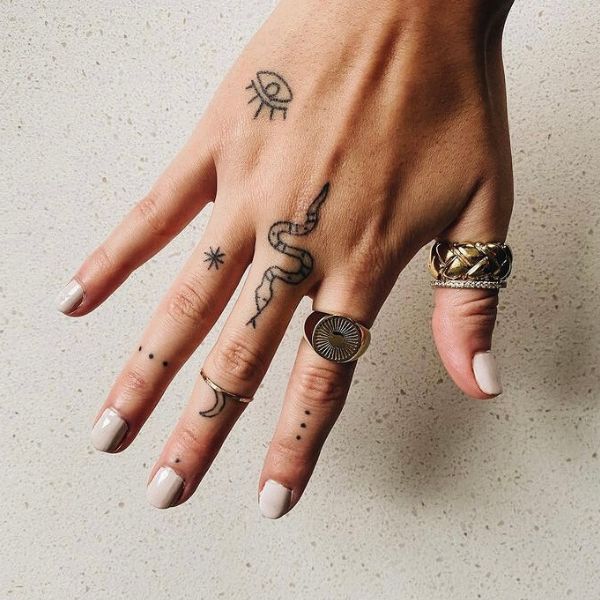 Tattoo ngón tay rắn
