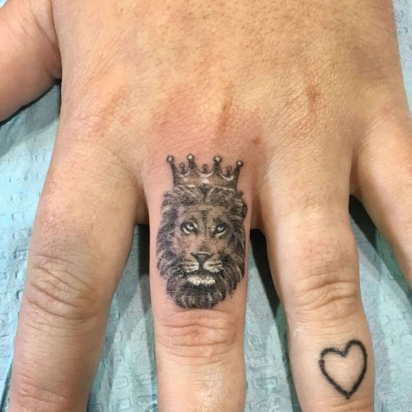 Tattoo ngón tay sư tử