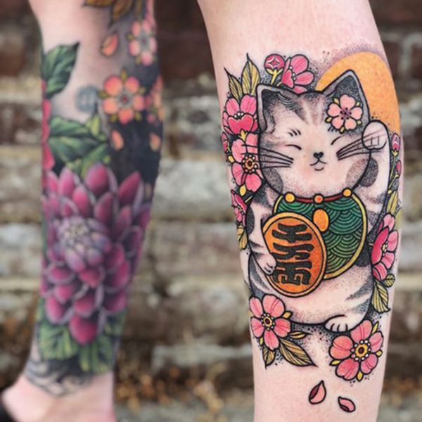 Tattoo mèo thần tài nhật cổ bắp chân