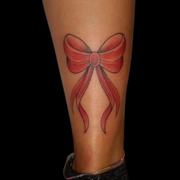 Tattoo nơ ở bắp chân