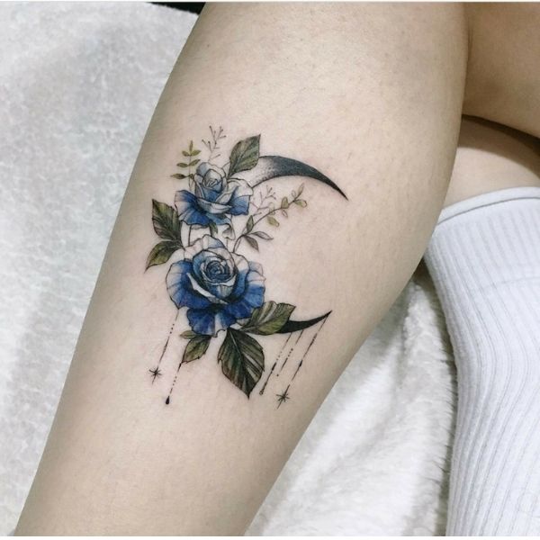 Tattoo ở chân hoa hồng và trăng
