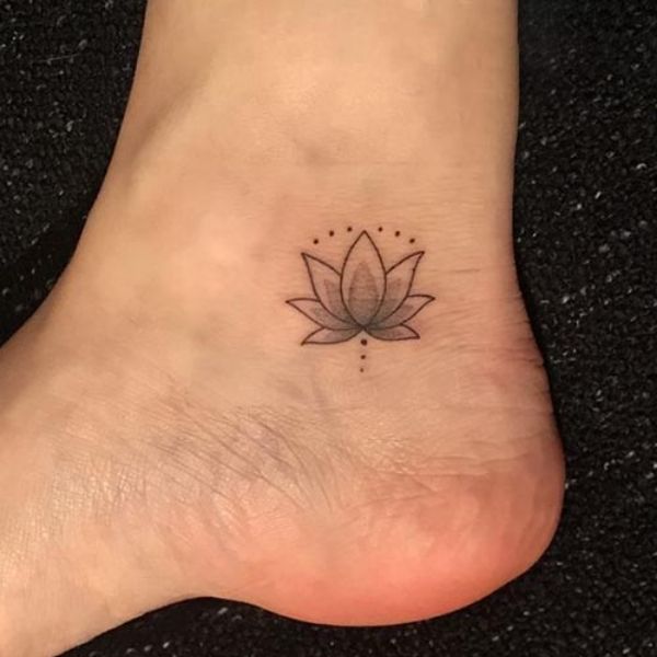 Tattoo ở chân hoa sen mini