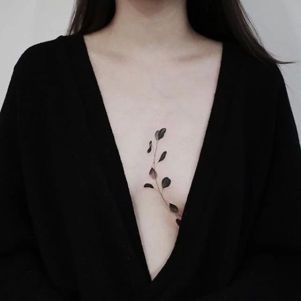 Tattoo ở ngực cho tới phái đẹp cành hoa