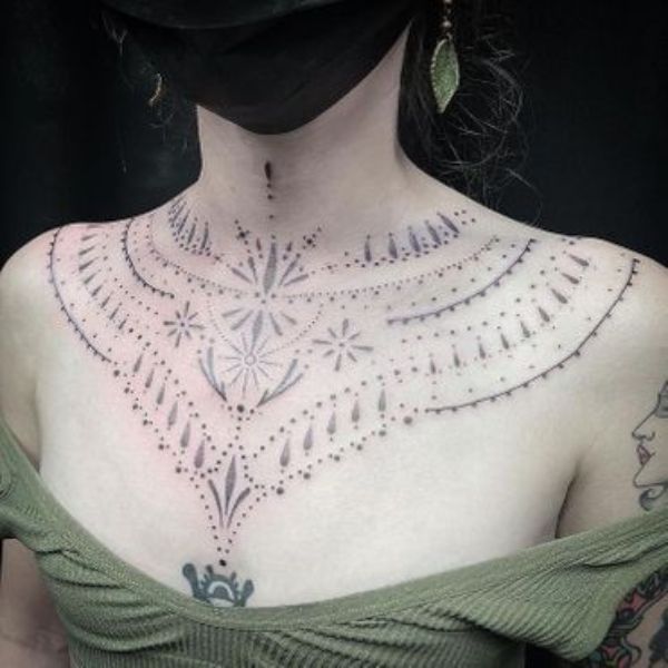 Tattoo ở ngực mang đến phái nữ thừng chuyền