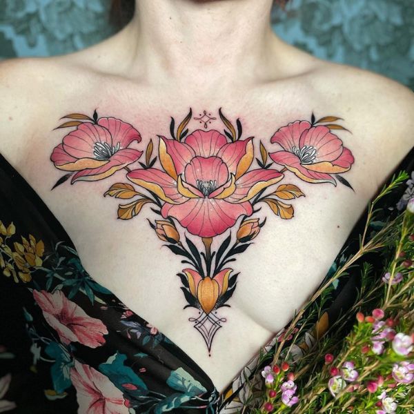 Tattoo ở ngực mang đến phái nữ hoa bích