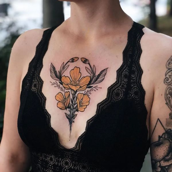 Tattoo ở ngực hoc phái nữ hoa cúc vàng