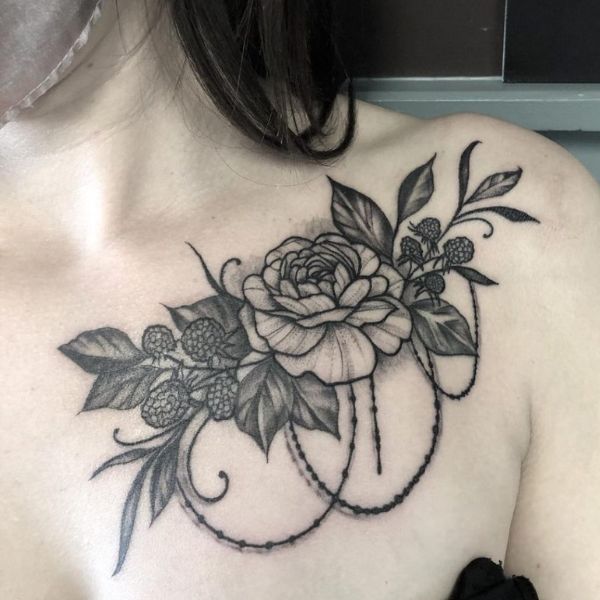 Tattoo ở ngực mang đến phái nữ hoa hồng