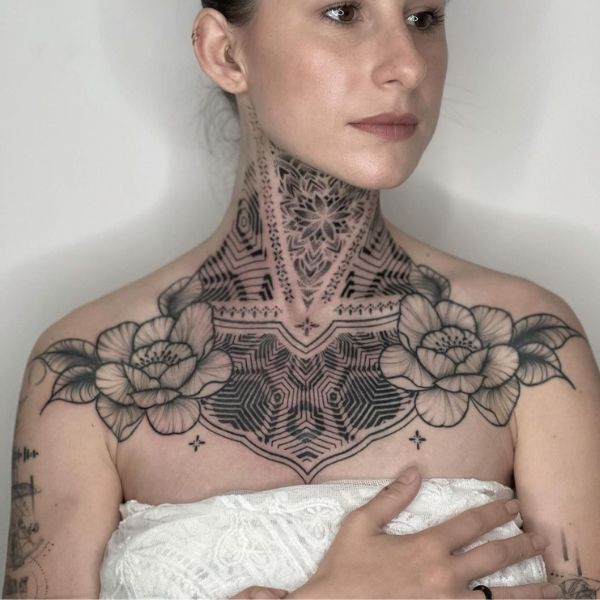 Tattoo ở ngực cho tới phái nữ hoa lá hồng
