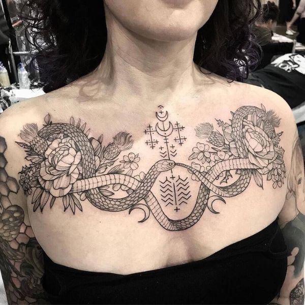 Tattoo ở ngực mang đến phái nữ rắn và hoa