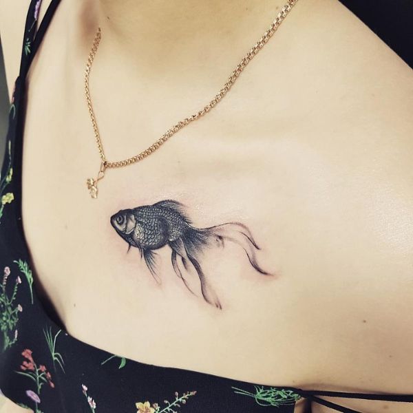 Tattoo ở ngực phái nữ con cái cá