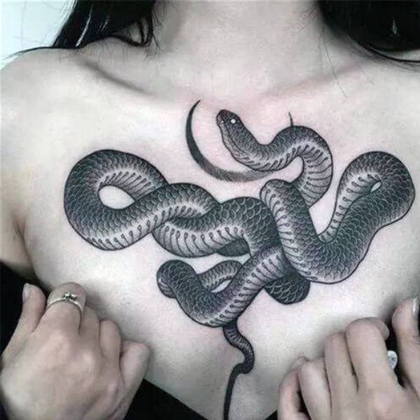 Tattoo ở ngực phái nữ con cái rắn