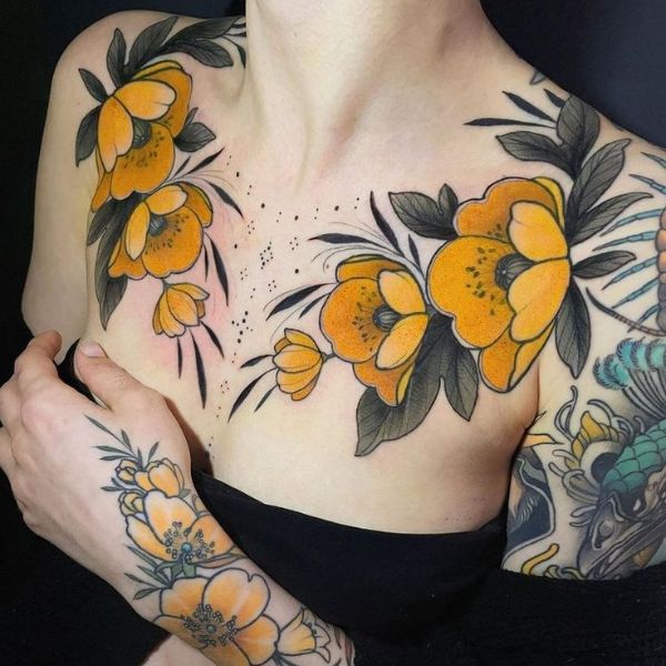 Tattoo ở ngực phái đẹp hoa cúc rất đẹp và ngầu