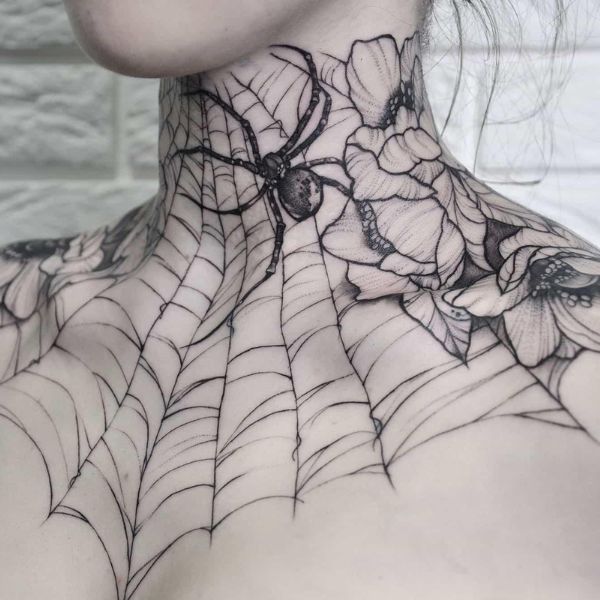 Tattoo ở ngực nữa nhện giăng tơ