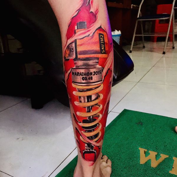 Tattoo phuộc xe cộ ở bắp chân