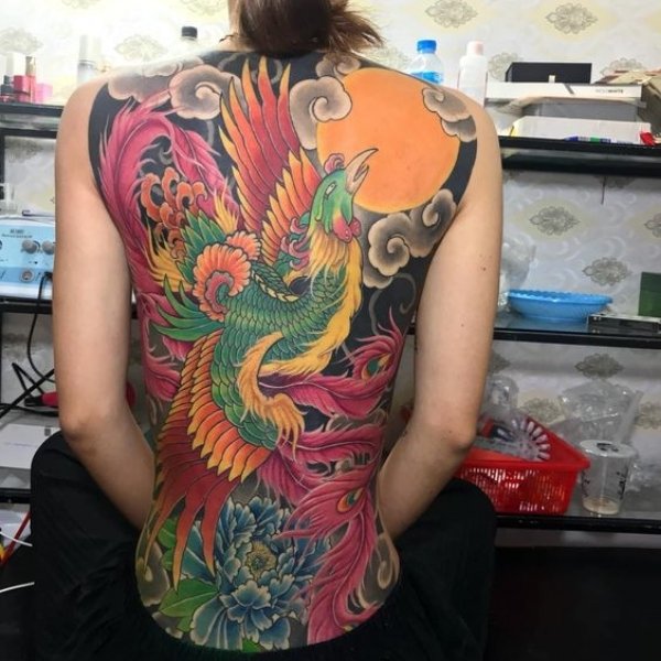Tattoo phụng hoàng kín sống lưng hoa kiểu đơn