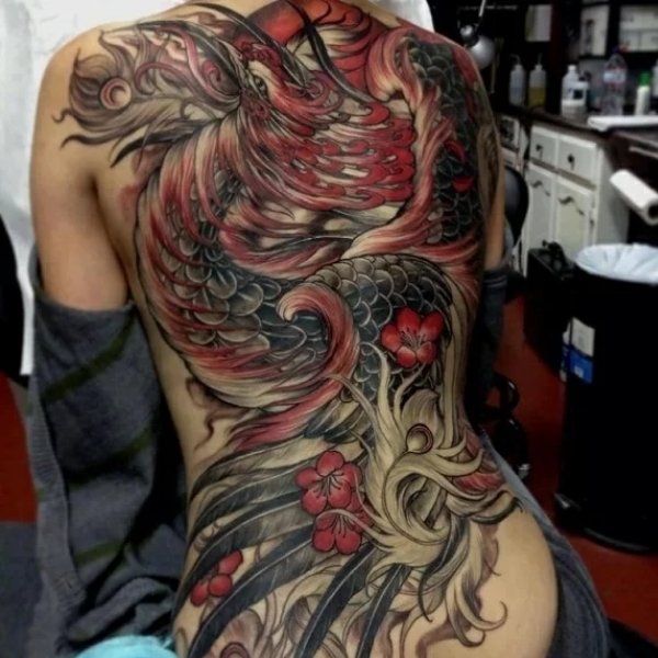 Tattoo phượng hoàng kín lưng nữ