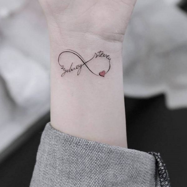 Tattoo hấp dẫn mang lại phái nữ cổ tay đẹp