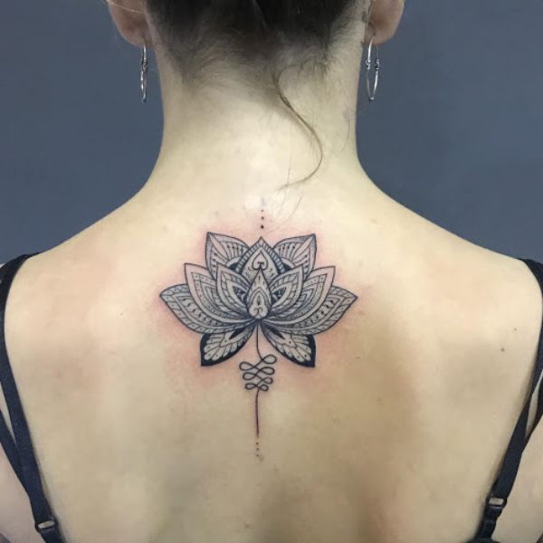 Tattoo hấp dẫn mang lại phái nữ sống lưng chất