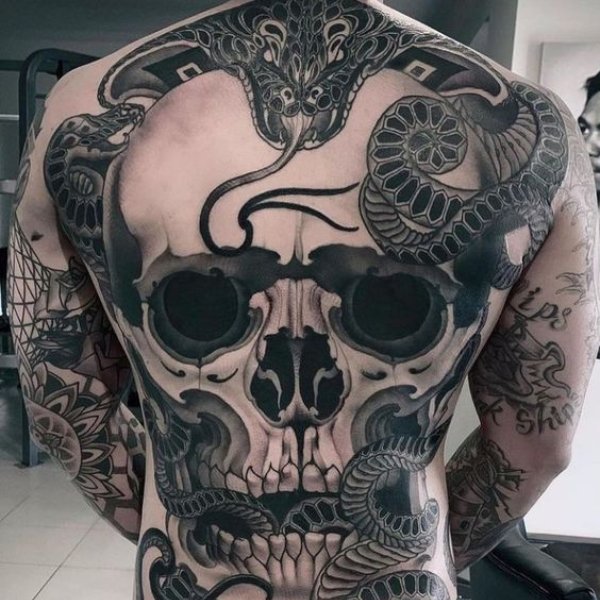 Tattoo rắn hổ mang quấn mặt quỷ kín lưng