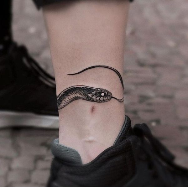 Tattoo rắn vòng chân