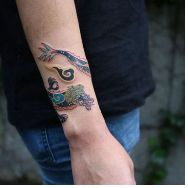 Tattoo dragon nhỏ ở cổ tay