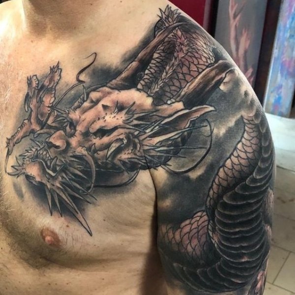 Tattoo rồng vắt vai chất