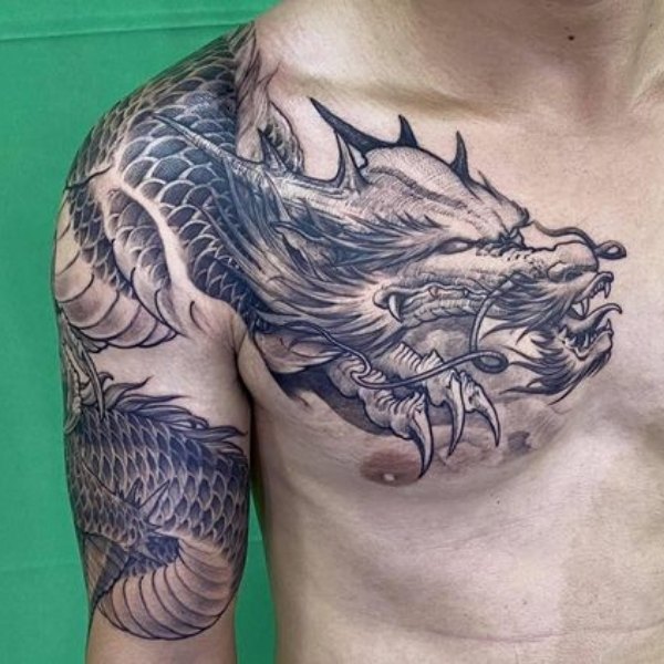 Tattoo rồng vắt vai không màu đơn giản
