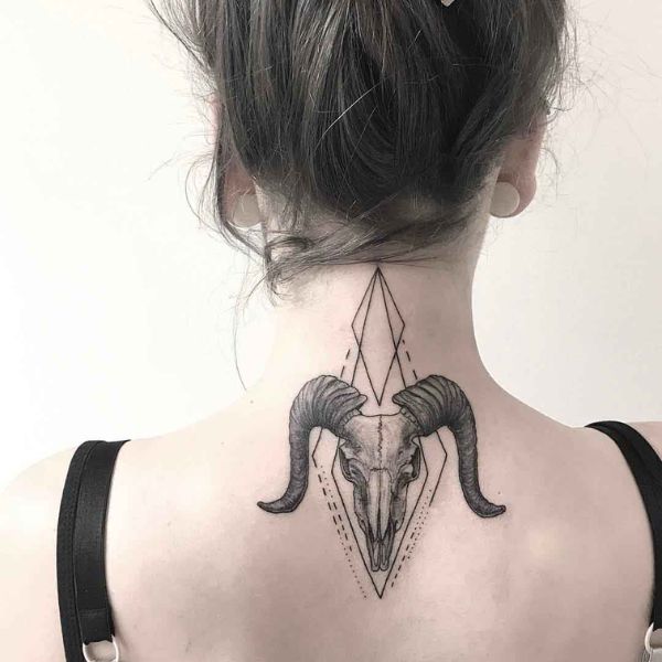 Tattoo sau gáy đẹp cho nữ