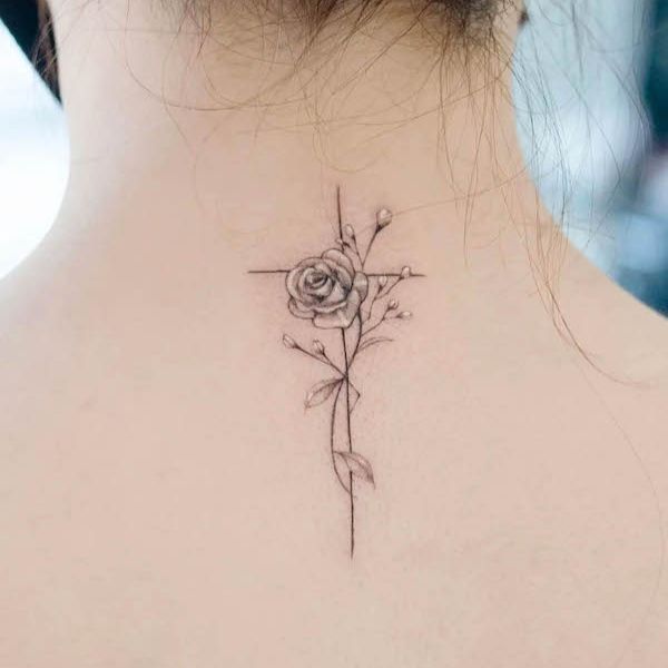 Tattoo sau gáy hoa hồng