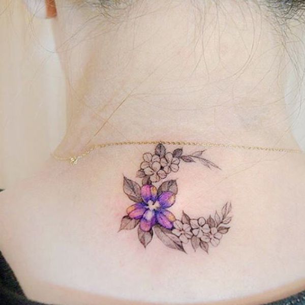 Tattoo sau gáy vòng hoa