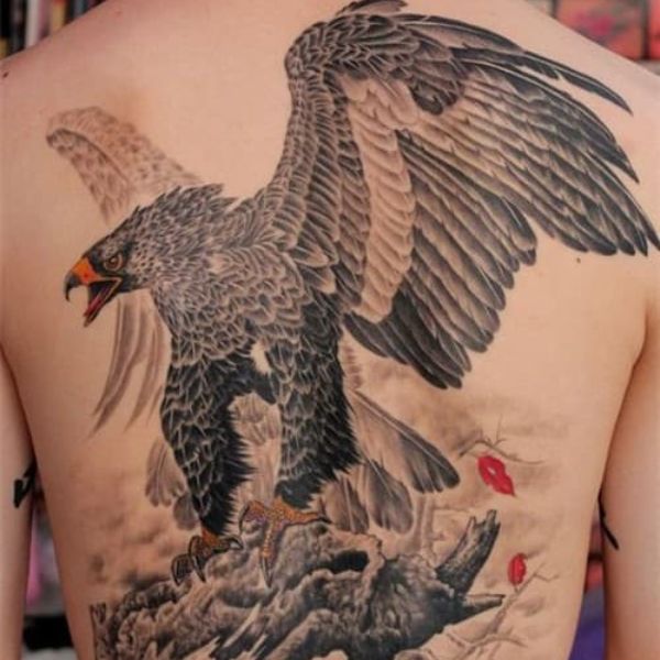 Tattoo sau lưng đại bàng